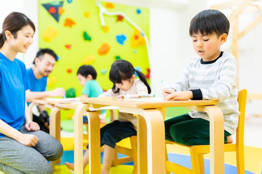 【年齢別】お絵描き遊びアイデア集｜遊びで育つ想像力と表現力