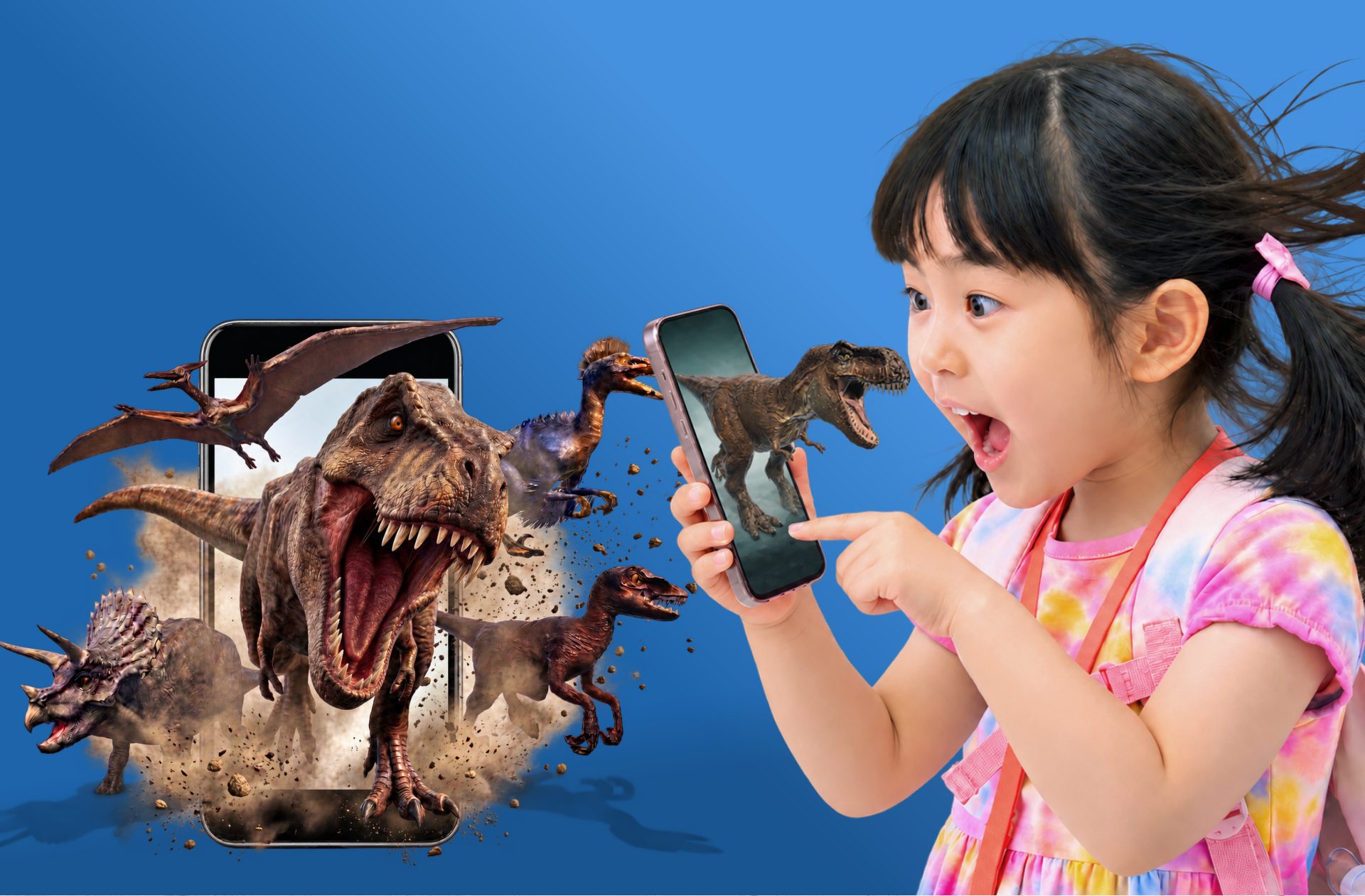 スマホに映ったARの恐竜に驚く女の子
