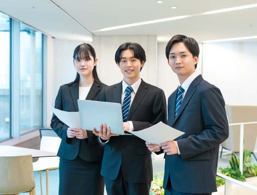資料を手にする企業の担当者